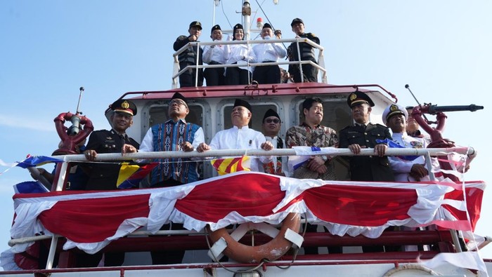 Sebanyak 80 kapal perikanan mengikuti upacara peringatan HUT ke-80 RI di Pelabuhan Perikanan Samudera Nizam Zachman, Jakarta, Minggu (17/8/2025).