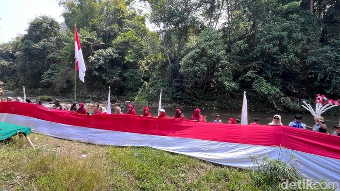 Warga Malang Bentangkan Bendera Merah Putih 80 Meter di Sungai Brantas