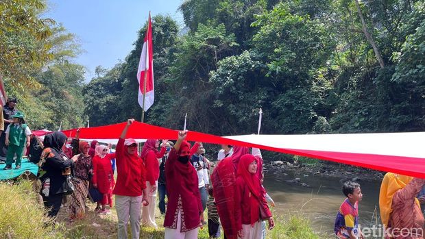 Warga Malang Bentangkan Bendera Merah Putih 80 Meter di Sungai Brantas