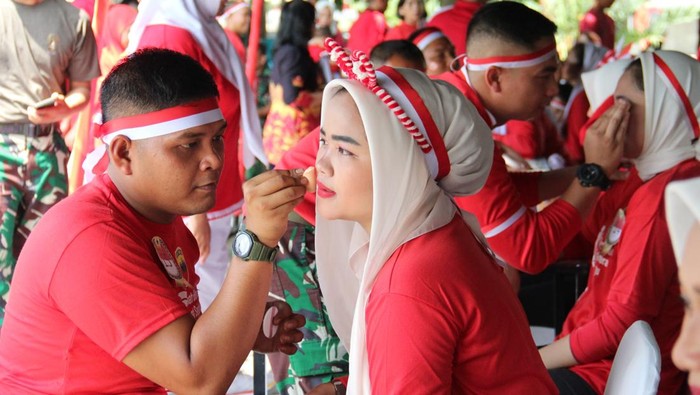 Personel TNI mengikuti lomba merias istri. (Foto: Dok Kodam I Bukit Barisan).