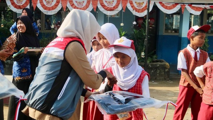 Pertamina bagikan peralatan sekolah ke siswa SD Negeri 125 Palembang