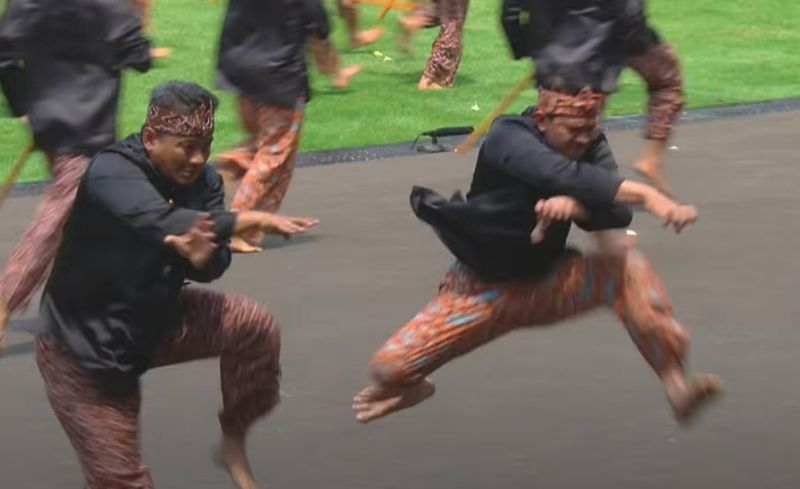 Pertunjukan pencak silat usai upacara HUT Ke-80 RI (dok. YouTube Setpres)