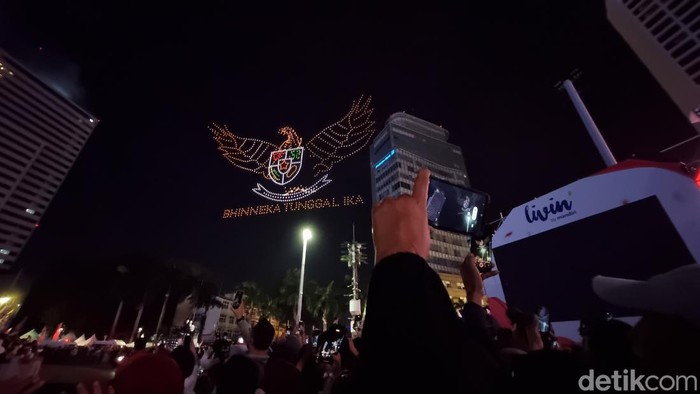 Pesta kembang api dan pertunjukan drone tutup karnaval perayaan HUT ke-80 RI di Bundaran HI (Taufiq/detikcom)