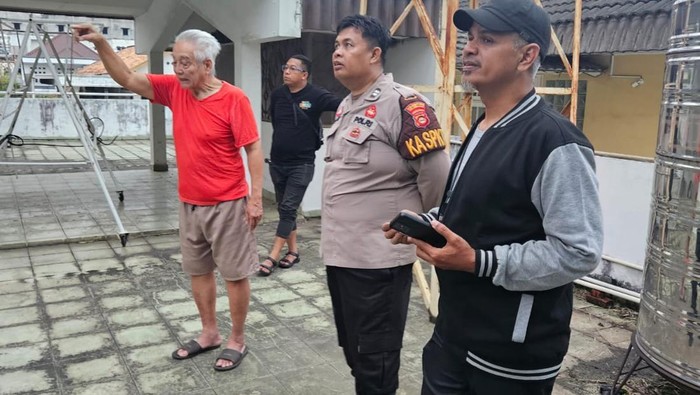 Petugas saat mendatangi rumah pasutri di Palembang yang menjadi korban perampokan
