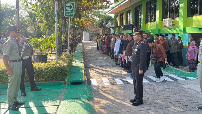 Kapolres Magetan AKBP Raden Erik Bangun Prakasa saat memimpin upacara HUT RI  di Sekolah
