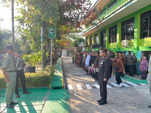 Polisi di Magetan Blusukan ke Sekolah-Ponpes Saat Upacara HUT ke-80 RI
