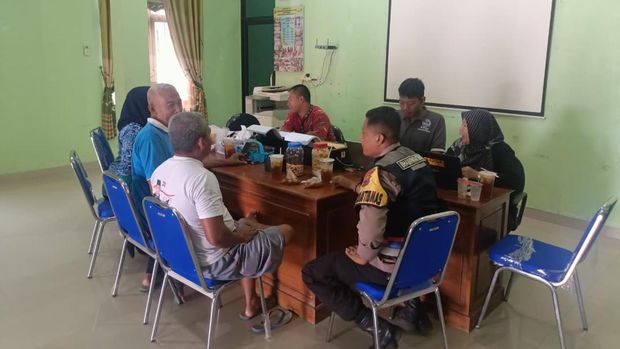 Polresta Pati dan polsek jajaran melakukan cooling system dengan menyambangi para tokoh masyarakat, tokoh agama, dan perangkat desa.