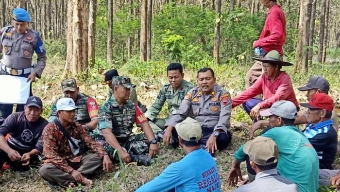 Polresta Pati dan polsek jajaran melakukan cooling system dengan menyambangi para tokoh masyarakat, tokoh agama, dan perangkat desa.