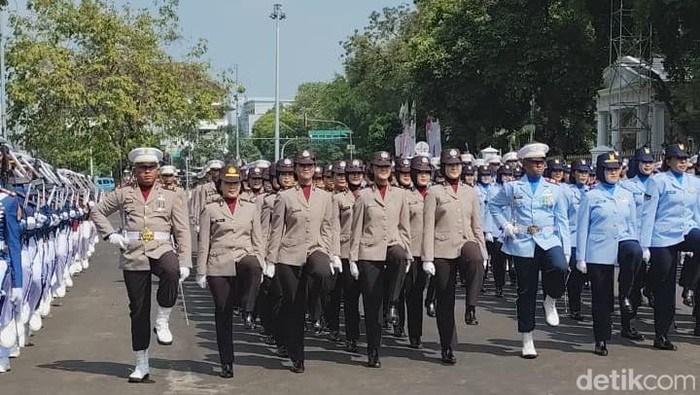 Polwan Polda Metro Jaya menjadi bagian dari pasukan pengibar bendera Merah Putih saat upacara HUT ke-80 RI di Istana Merdeka Jakarta tadi pagi. (Dok polisi).