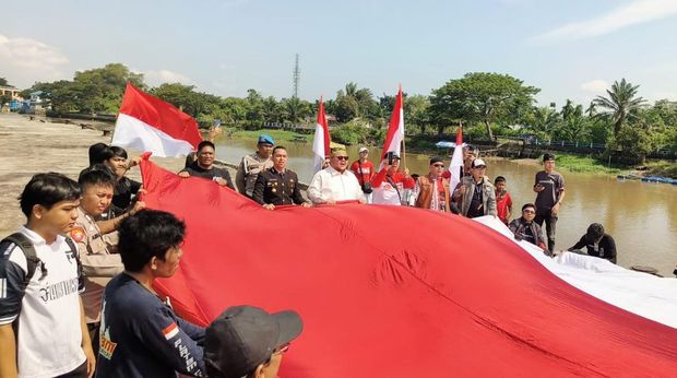 Potret bendera ukuran 60 meter dibentangkan di Tugu 0 Pekanbaru.