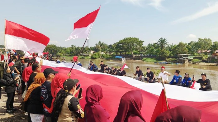 Potret bendera ukuran 60 meter dibentangkan di Tugu 0 Pekanbaru.