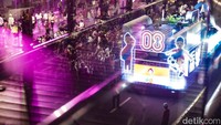 Mobil iring-iringan karnaval melintas di Bundaran HI, Jakarta, Minggu (17/8/2025).