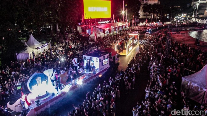 Mobil iring-iringan karnaval melintas di Bundaran HI, Jakarta, Minggu (17/8/2025). Acara karnaval ini menjadi pertama kalinya digelar pihak Istana dalam peringatan HUT RI.