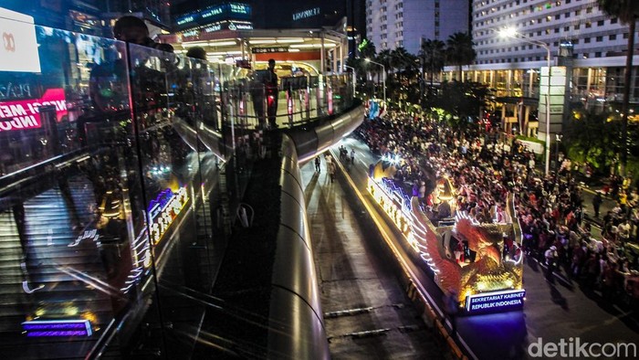Mobil iring-iringan karnaval melintas di Bundaran HI, Jakarta, Minggu (17/8/2025). Acara karnaval ini menjadi pertama kalinya digelar pihak Istana dalam peringatan HUT RI.