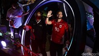 Bek timnas, Jordi Amat menyapa warga yang menyaksikan karnaval.