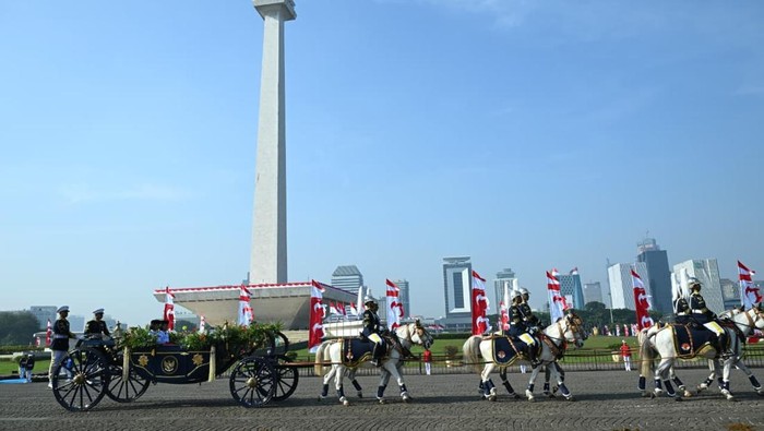 Potret Kereta Kencana Garuda Prabayaksa Bawa Bendera Dikawal 145 Pasukan Kuda (Dok istimewa).