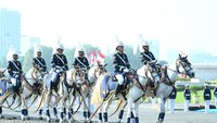 Kirab ini juga spesial karena ada 145 pasukan berkuda yang mengawal. Tak hanya itu, kirab juga semakin semarak dengan pasukan drum band.
