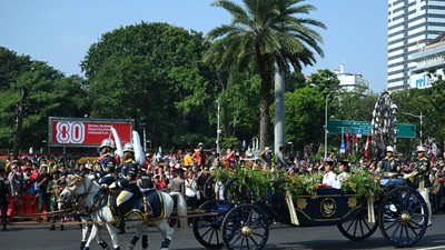 Potret Kereta Kencana Garuda Prabayaksa Bawa Bendera Dikawal 145 Pasukan Kuda