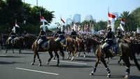 Upacara tahun ini sendiri diawali dengan kirab bendera Merah Putih dari Monas ke Istana. Kirab bendera diikuti pasukan berkuda dan juga pasukan dengan baju adat khas kerajaan Nusantara.