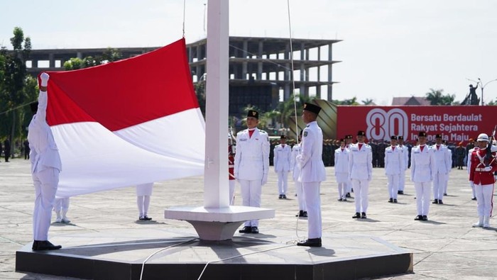 Potret pengibaran bendera Merah Putih di kantor Gubernur Riau, Pekanbaru, Riau.