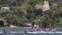 Sejumlah pembalap dan petugas melakukan parade dengan membawa bendera Merah Putih saat ajang Aquabike Jetski World Championship 2025 Grand Prix Of Indonesia di Danau Toba, Balige, Toba, Sumatra Utara, Sabtu (17/8/2025). Parade Bendera Indonesia dari pembalap Aquabike World Championship 2025 tersebut merupakan agenda penyelenggara dalam memeriahkan hari ulang tahun ke-80 Republik Indonesia. ANTARA FOTO/Fransisco Carolio