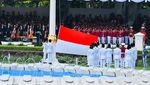 Potret Prabowo Cium Bendera Merah Putih Sebelum Dikibarkan Paskibraka