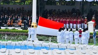 Pembawa baki lalu turun dari podium perlahan-lahan. Bendera Merah Putih yang diserahkan Prabowo itu kemudian dilanjutkan oleh Tim Indonesia Berdaulat untuk dikibarkan.