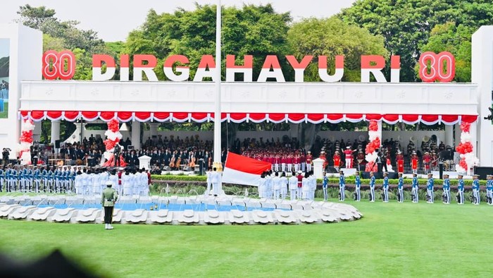 Potret Prabowo Cium Bendera Merah Putih Sebelum Dikibarkan Paskibraka (Dok istimewa). Potret Prabowo Cium Bendera Merah Putih Sebelum Dikibarkan Paskibraka (Dok istimewa).