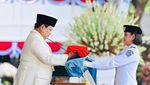 Potret Prabowo Cium Bendera Merah Putih Sebelum Dikibarkan Paskibraka