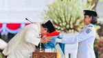 Potret Prabowo Cium Bendera Merah Putih Sebelum Dikibarkan Paskibraka