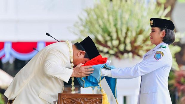 Potret Prabowo Cium Bendera Merah Putih Sebelum Dikibarkan Paskibraka (Dok istimewa).