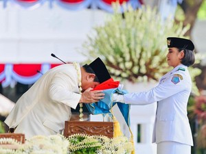 Saat Prabowo Berkalung Melati Cium Merah Putih Bikin Haru Pembawa Baki
