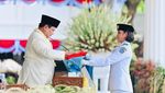 Potret Prabowo Cium Bendera Merah Putih Sebelum Dikibarkan Paskibraka