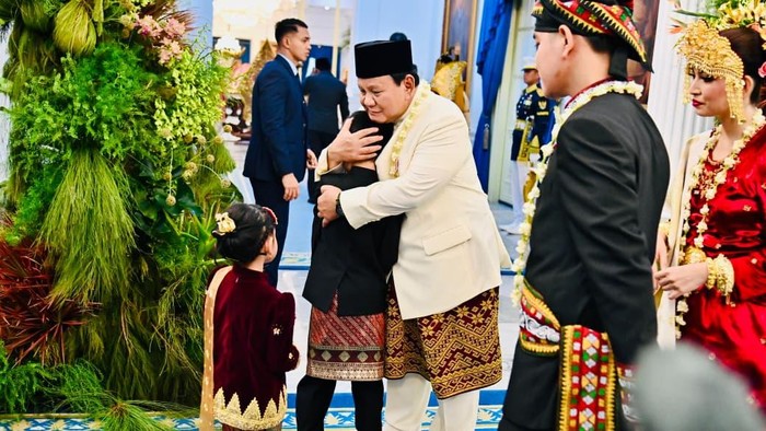 Prabowo memeluk anak Gibran, Jan Ethes (Dok istimewa).