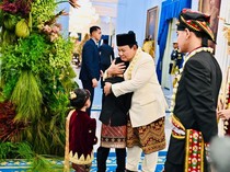 Momen Prabowo Peluk Erat Jan Ethes-La Lembah Manah di Sela Upacara