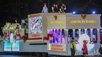 Menteri Luar Negeri Sugiono turut serta menaiki kendaraan hias sebagai bagian dari parade. ANTARA FOTO/Galih Pradipta