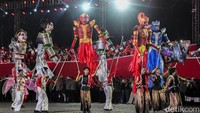 Arak-arakan kendaraan hias dan peserta berkostum tradisional melintas dari Jalan Medan Merdeka Utara hingga kawasan Semanggi, Jakarta Pusat. ANTARA FOTO/Galih Pradipta