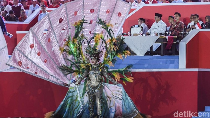 Presiden Prabowo Subianto (tengah) didampingi Wakil Presiden Gibran Rakabuming Raka (kedua kanan), Panglima TNI Jenderal TNI Agus Subiyanto (kedua kiri), Menteri Sekretaris Negara Prasetyo Hadi (kiri), Menteri Ekonomi Kreatif Teuku Riefky Harsya (kanan) menyaksikan Pesta Rakyat dan Karnaval Kemerdekaan di kawasan Monas, Jakarta, Minggu (17/8/2025). Karnaval Kemerdekaan dalam rangka memperingati HUT ke-80 RI itu melintasi Jalan Medan Merdeka Utara hingga Semanggi, Jakarta Pusat. ANTARA FOTO/Galih Pradipta/rwa.