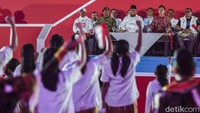 Presiden Prabowo Subianto didampingi Wakil Presiden Gibran Rakabuming Raka menyaksikan Pesta Rakyat dan Karnaval Kemerdekaan di kawasan Monas, Jakarta, Minggu (17/8/2025). ANTARA FOTO/Galih Pradipta