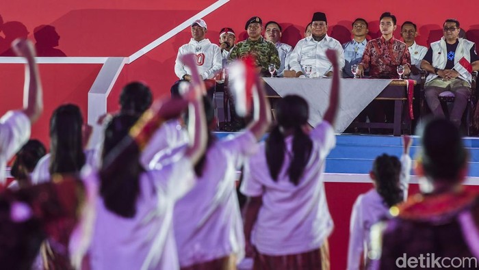 Prabowo Saksikan Karnaval HUT ke-80 RI di Monas Presiden Prabowo Subianto (tengah) didampingi Wakil Presiden Gibran Rakabuming Raka (kedua kanan), Panglima TNI Jenderal TNI Agus Subiyanto (kedua kiri), Menteri Sekretaris Negara Prasetyo Hadi (kiri), Menteri Ekonomi Kreatif Teuku Riefky Harsya (kanan) menyaksikan Pesta Rakyat dan Karnaval Kemerdekaan di kawasan Monas, Jakarta, Minggu (17/8/2025). Karnaval Kemerdekaan dalam rangka memperingati HUT ke-80 RI itu melintasi Jalan Medan Merdeka Utara hingga Semanggi, Jakarta Pusat. ANTARA FOTO/Galih Pradipta/rwa.