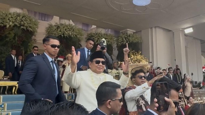 Prabowo Subianto berjoget bareng dengan masyarakat di Istana Negara, Minggu (17/8/2025)