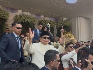 Momen Prabowo Joget Tabola Bale Bareng Warga di Istana