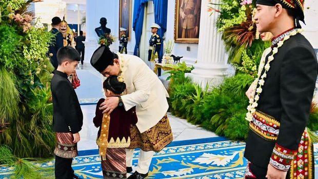 Prabowo terlihat memeluk erat Jan Ethes dan La Lembah Manah. (Dokumentasi Istimewa).