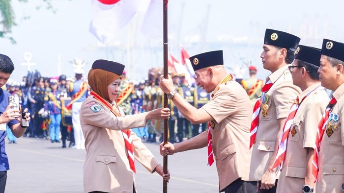 Ketua Kwarda Pramuka Jawa Timur HM Arum Sabil menerima sang saka Merah Putih dari Gubernur Jatim Khofifah Indar Parawansa