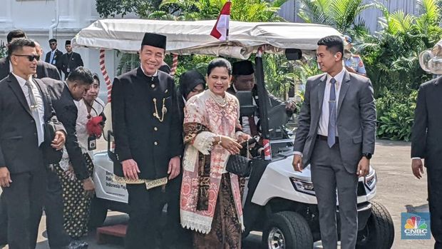 Presiden Ke-7 RI Joko Widodo dan Istri Iriana Joko Widodo tiba untuk menghadiri upacara peringatan detik-detik proklamasi di Istana Merdeka, Jakarta, Minggu (17/8/2025). (CNBC Indonesia/Emir Yanwardhana)