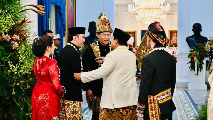 Presiden Prabowo bertemu dengan Agus Harimurti Yudhoyono (AHY) dan Edhie Baskoro Yudhoyono (Ibas) di sela-sela upacara HUT ke-80 RI. (Dok istimewa).