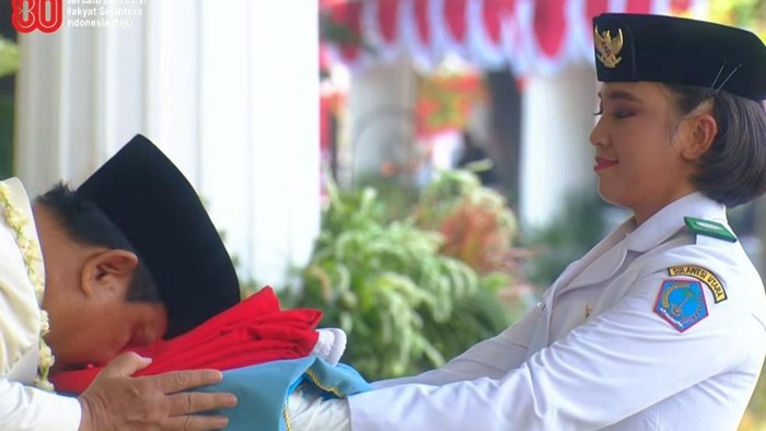 Presiden Prabowo cium bendera Merah Putih (dok. YouTube Setpres)
