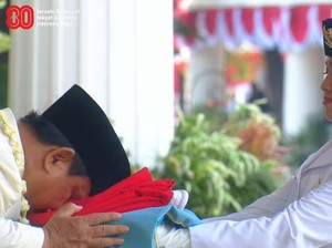 Detik-detik Prabowo Cium Merah Putih Bikin Paskibraka Terharu