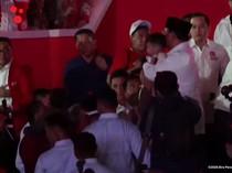 Video: Kala Prabowo Cium-Peluk Anak-anak yang Datang di Karnaval 17 Agustus