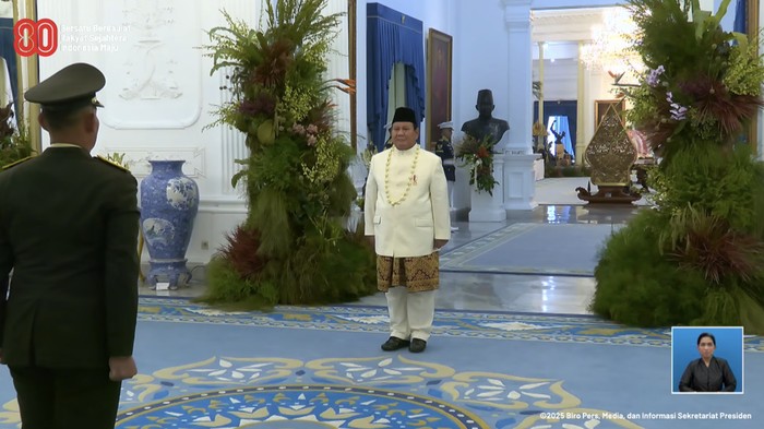 Presiden Prabowo Subianto memasuki lapangan upacara peringatan detik-detik proklamasi di Istana Merdeka, Jakarta, Minggu (17/8/2025). (Tangkapan Layar Youtube/Sekretariat Presiden)